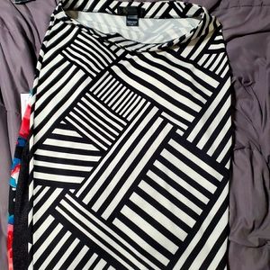 Kardashian blk n white skirt